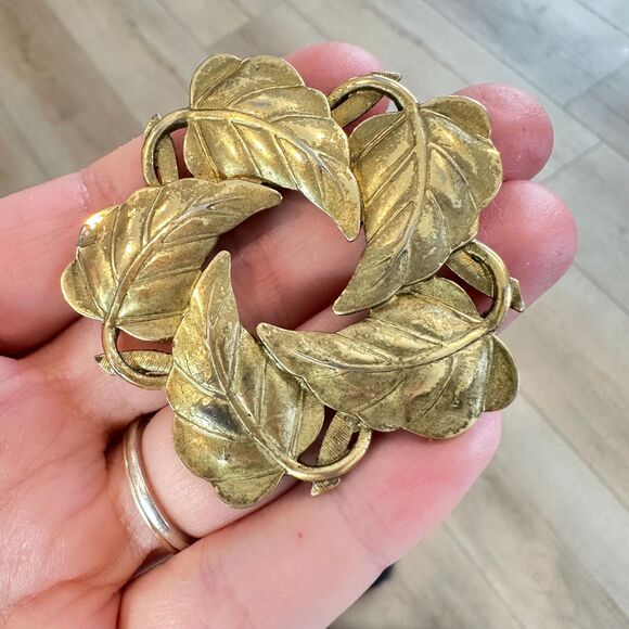 Vintage Gold Tone Leaf Wreath Circle BROOCH pin - Picture 1 of 4